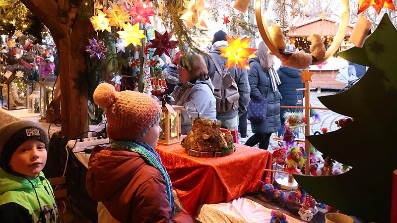 Viele Besucher zog es zu den St&auml;nden auf dem Eggolsheimer Adventsmarkt.Forchheim & Fr&auml;nkische Schweiz