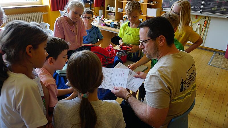 Sebastian M&uuml;ller spricht mit Kindern der Grundschule Kirchehrenbach.Forchheim & Fr&auml;nkische Schweiz