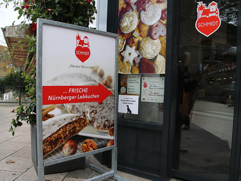 Ein einladendes Schild vor dem Eingang