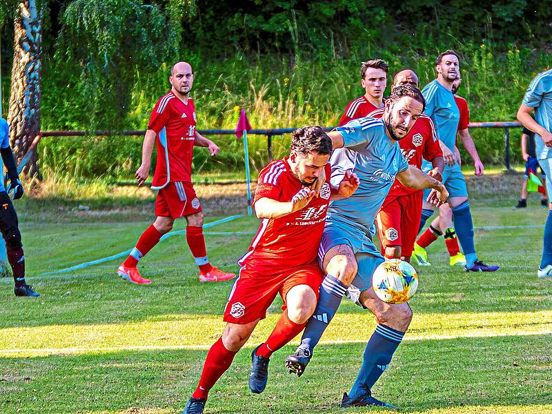 Der A-Klassist BSC Kulmbach (am B all Apti Osmanov) zwang den Kreisligisten FC Neuenmarkt (rechts Florian Thormeyer) überraschend ins Elfmeterschießen. Monika Limmer Der A-Klassist BSC Kulmbach (am B all Apti Osmanov) zwang den Kreisligisten FC Neuenmarkt (rechts Florian Thormeyer) überraschend ins Elfmeterschießen. Monika Limmer