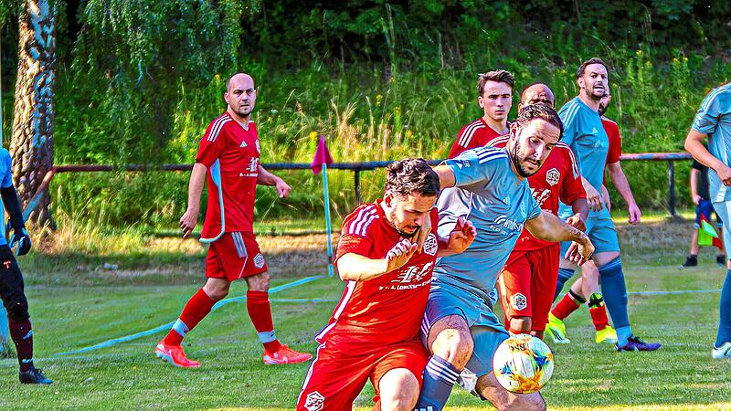 Der A-Klassist BSC Kulmbach (am B all Apti Osmanov) zwang den Kreisligisten FC Neuenmarkt (rechts Florian Thormeyer) &uuml;berraschend ins Elfmeterschie&szlig;en. Monika Limmer