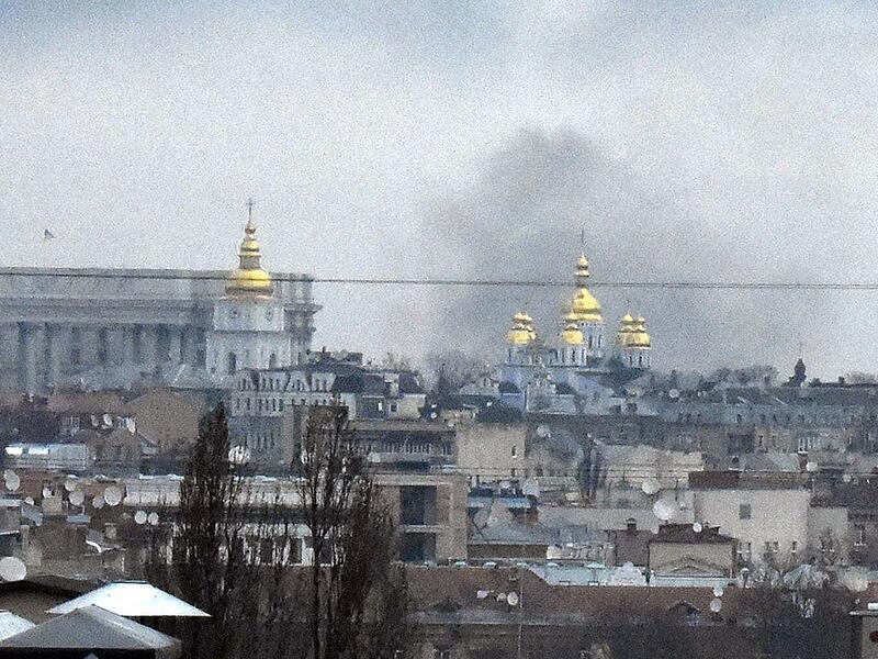 Rauch steigt über der ukrainischen Hauptstadt auf. Russische Truppen haben ihren erwarteten Angriff auf die Ukraine gestartet.
