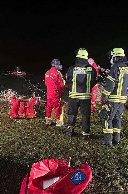 DLRG und Feuerwehr arbeiten Hand in Hand - und mit Mundschutz.