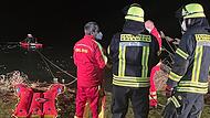 DLRG und Feuerwehr arbeiten Hand in Hand - und mit Mundschutz.
