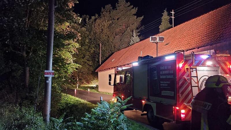 Die Feuerwehren leuchteten den Einsatzort in Lettenhof aus und sperrten die Zufahrtsstra&szlig;en dahin.