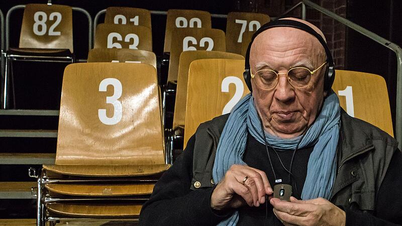 H&ouml;rtest in der Reithalle: Initiator Edmund Frey erprobt die neue mobile H&ouml;rhilfe in der Reithalle. Ein kleines Empfangsger&auml;t &uuml;bertr&auml;gt die Signale an das H&ouml;rger&auml;t. Die Lautst&auml;rke l&auml;sst sich individuell regeln.