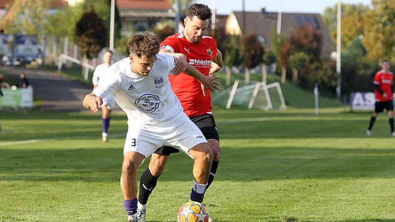 FC Strullendorf gegen ASV Sassanfahrt: Spiel um die Meisterschaft Fabian Nögel (vorne) und der ASV Sassanfahrt wollen bei Firat Güngörs FC Strullendorf Meister werden.
