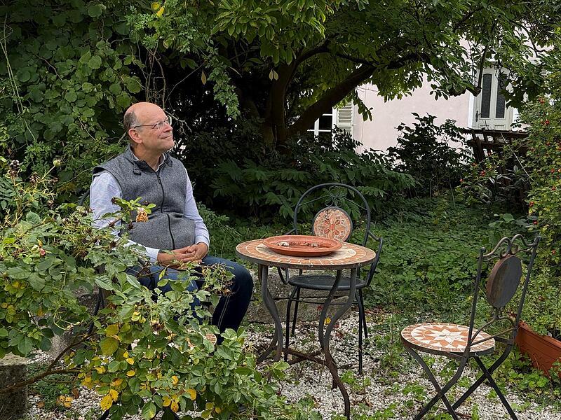 Garten Pfarrer Michael Pflaum genießt seinen Naturgarten.