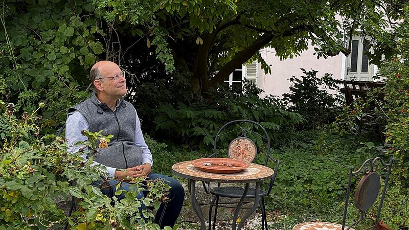 Garten Pfarrer Michael Pflaum genießt seinen Naturgarten.