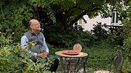 Garten Pfarrer Michael Pflaum genießt seinen Naturgarten.