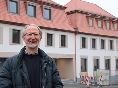 Der Euerdorfer Bürgermeister Peter Bergel freut sich, dass er in der dritten Januar-Woche ins neue Rathaus umziehen kann. Foto: Ralf Ruppert