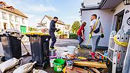 Anwohner r&auml;umen eine vom Hochwasser betroffenen Erdgeschoss-Wohnung im Saarland aus.