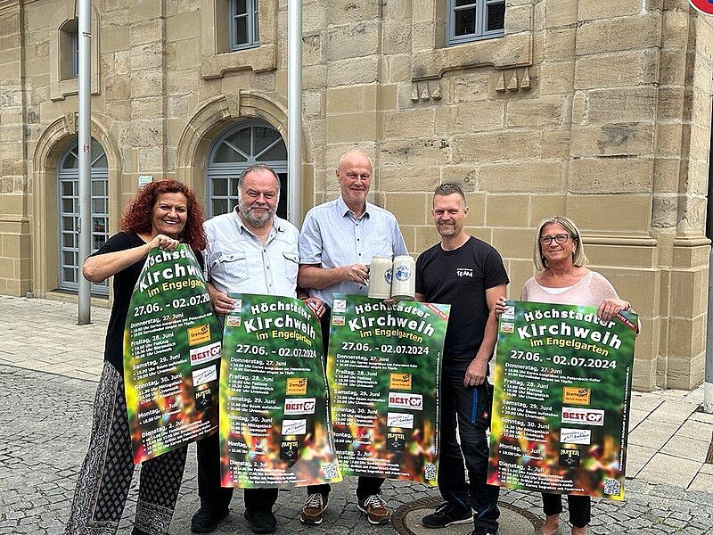 Bürgermeister Gerald Brehm (3.v.l.) und sein Team freuen sich auf den Start der Höchstadter Kirchweih Bürgermeister Gerald Brehm (3.v.l.) und sein Team freuen sich auf den Start der Höchstadter Kirchweih