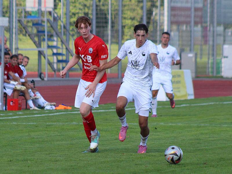Der Coburger Lucas Jacob (rechts) im Hinspiel gegen den ASV Cham.
