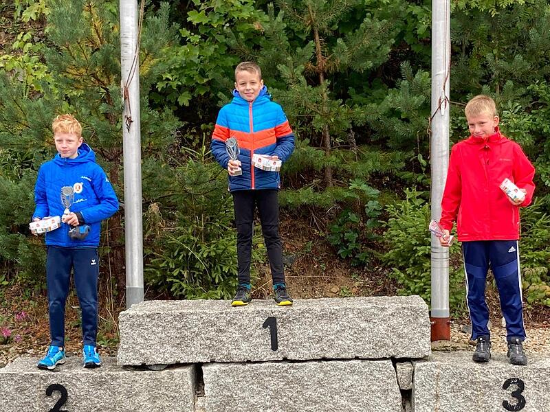 Finn Weigel (Mitte) gewann den Bayerischen Schülercup in Bischofsgrün knapp vor seinem schärfsten Rivalen Niklas Kringe (links) vom SC Oberstdorf. Finn Weigel (Mitte) gewann den Bayerischen Schülercup in Bischofsgrün knapp vor seinem schärfsten Rivalen Niklas Kringe (links) vom SC Oberstdorf.