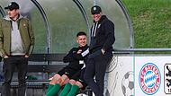 Gute Stimmung auf der Neukenrother Bank beim Spiel gegen den TSV Breitengüßbach –  Trainer Thomas Lipfert (stehend) war sich offenbar sicher, dass noch der Sieg drin ist. Und er sollte Recht behalten.