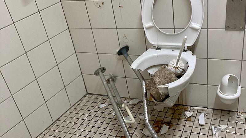 Zerstörte Toilette am EKU Platz