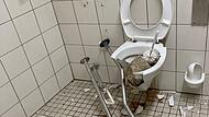 Zerstörte Toilette am EKU Platz
