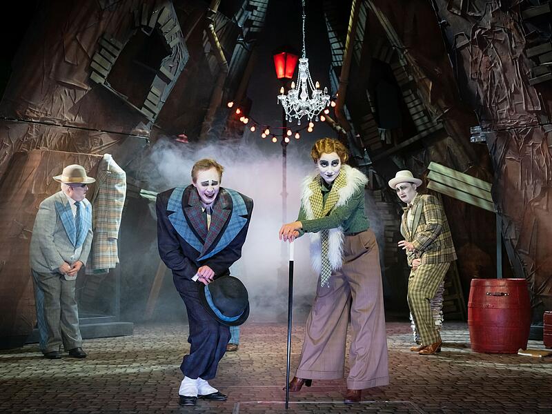 Als Neuinszenierung feierte "Die Dreigroschenoper" Premiere am Landestheater Coburg.