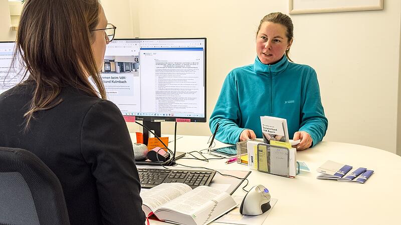 Rebecca Hofmann im Beratungsgespräch beim VdK. Als sie im Internet nach Informationen suchte, widersprachen sich die Angaben, deswegen suchte sie persönlichen Rat.