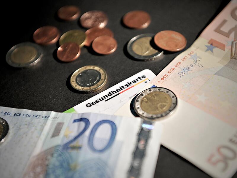 Experten befürchten mittelfristig einen starken Anstieg der Beiträge in der gesetzlichen Krankenversicherung. Experten befürchten mittelfristig einen starken Anstieg der Beiträge in der gesetzlichen Krankenversicherung.