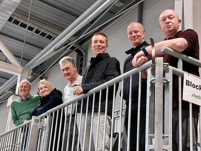 Die Gäste besichtigten Höchstadt und Umgebung gründlich, darunter die Eishalle (von links): Gerald Brehm, Donna Sheridan, John Condon, Harry Barrett, David Mellett und  Dwayne Jordan.