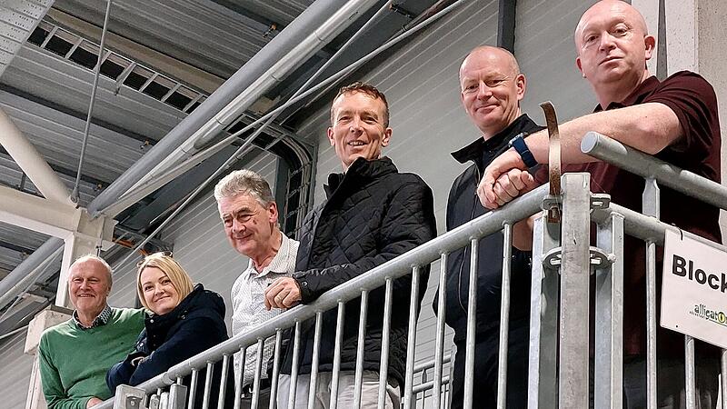 Die Gäste besichtigten Höchstadt und Umgebung gründlich, darunter die Eishalle (von links): Gerald Brehm, Donna Sheridan, John Condon, Harry Barrett, David Mellett und  Dwayne Jordan.