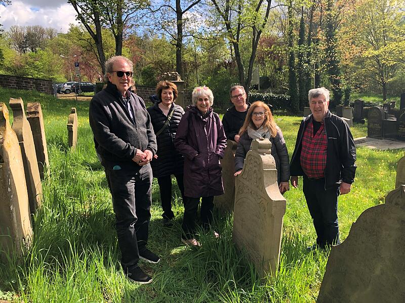 Bruce Mainzer (links) und seine Geschwister am Grab ihrer Urururgro&szlig;vaters Salomon Mainzer (1782 - 1857)