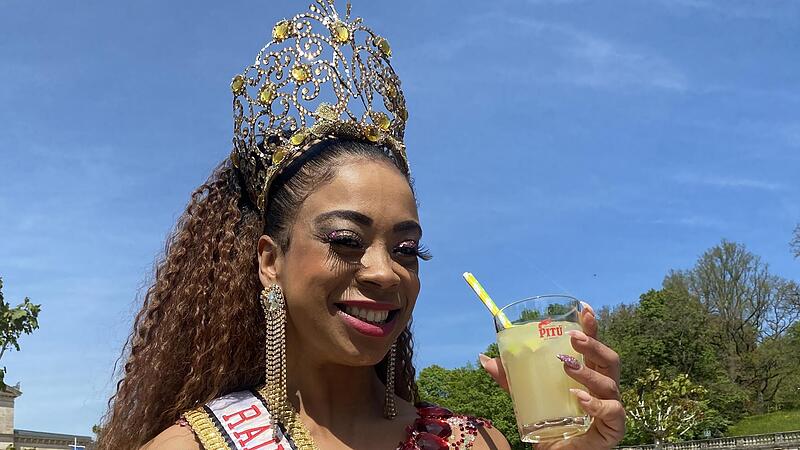 Der erste Caipi schmeckt auch Veronice de Abreu, der Muse des diesj&auml;hrigen Samba-Festivals.