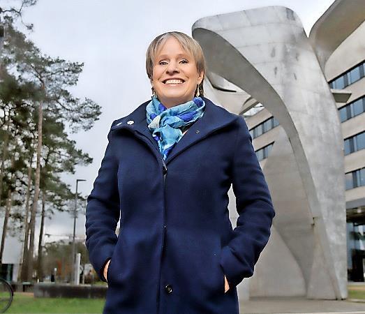 Eva Linhart tritt für die Grünen in Erlangen für das Amt der Oberbürgermeisterin an. Eva Linhart tritt für die Grünen in Erlangen für das Amt der Oberbürgermeisterin an.