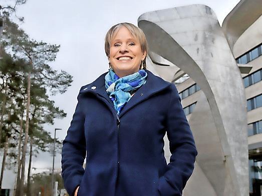 Eva Linhart tritt für die Grünen in Erlangen für das Amt der Oberbürgermeisterin an.