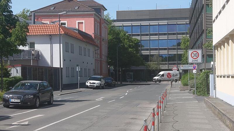 Die Kanalstra&szlig;e soll in den n&auml;chsten zwei Jahren saniert werden und an der Seite des HUK-Parkhauses (rechts) ordentliche Gehsteige erhalten. Die Kurzzeitparkpl&auml;tze links bleiben erhalten.