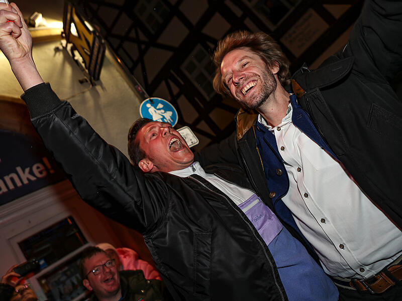 Im Schlenkerla feierte der neue Bamberger Oberb&uuml;rgermeister Sebastian Niedermaier hier mit Jonas Ochs