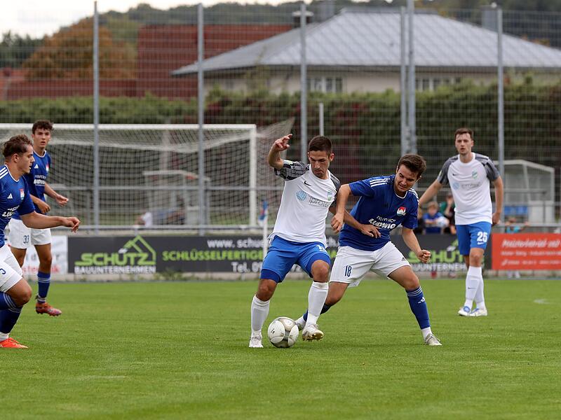 Lukas Wirth (in Blau) und der TSV Burgebrach haben in der Landesliga Nordost gegen den FC Eintracht Münchberg mit 1:2 verloren.