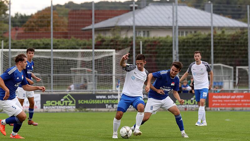 Burgebrach gg Münchbg 210925 01 L Wirth Lukas Wirth (in Blau) und der TSV Burgebrach haben in der Landesliga Nordost gegen den FC Eintracht Münchberg mit 1:2 verloren.