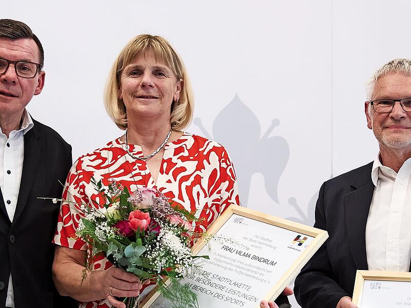B&uuml;rgermeister Armin Warmuth (links) ehrt Vilma Bindrum und Peter G&ouml;&szlig;mann-Schmitt mit der Stadtplakette.