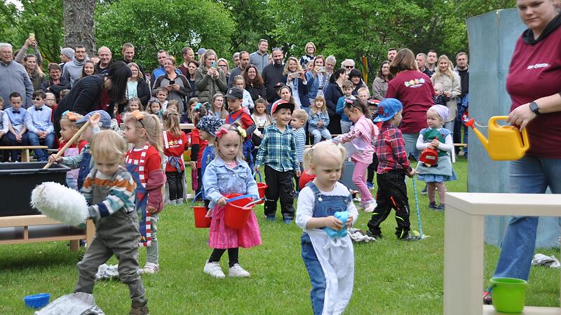 Knapp 200 Kinder sorgten für ein buntes Potpourri auf der Geburtstagsparty der Kita St. Michael Höchstadt.