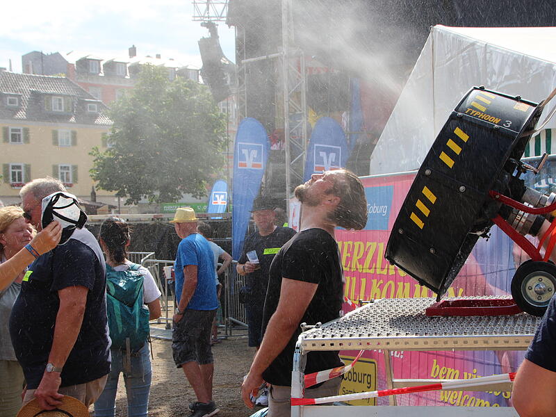 Herrliche Abk&uuml;hlung beim Samba-Festival - der Coburger Feuerwehr sei Dank