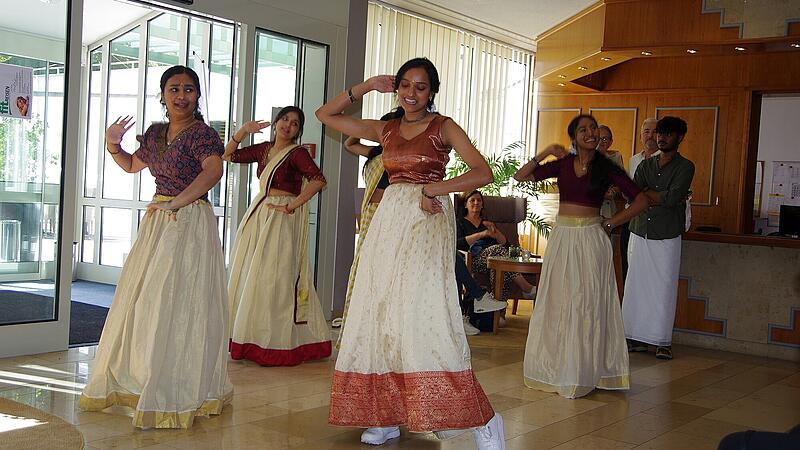 Onam-Fest in Bad Kissingen: Tänze von Inderinnen, die aus Stuttgart angereist waren und Kasavu-Sarees (Saris) trugen. Onam-Fest in Bad Kissingen: Tänze von Inderinnen, die aus Stuttgart angereist waren und Kasavu-Sarees (Saris) trugen.