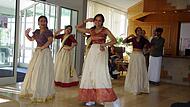 Onam-Fest in Bad Kissingen: Tänze von Inderinnen, die aus Stuttgart angereist waren und Kasavu-Sarees (Saris) trugen.