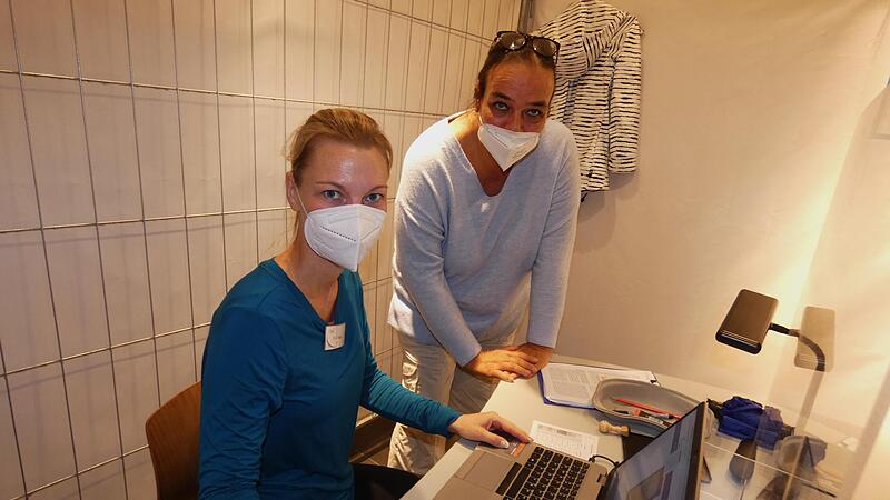 Das Impfzentrum im &bdquo;Fritz&ldquo; hatte am Sonntag ge&ouml;ffnet. Unser Bild zeigt die medizinische Leiterin, Dr. Anja Ziegler (sitzend), und Dr. Rita Volkmann, Leitende Ober&auml;rztin und Fach&auml;rztin f&uuml;r Allgemeinmedizin am Klinikum Kulmbach.