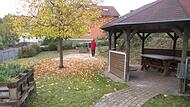 Der Mehrgenerationenplatz in Aura braucht ein neues „grünes Outfit“. Das heimelige Plätzchen an der Ecke Garten-/Schulstraße, das nahezu 20 Jahre zählt, soll möglichst im Frühjahr seinen Besuchern wieder eine Blütenpracht schenken. Der Mehrgenerationenplatz in Aura braucht ein neues „grünes Outfit“. Das heimelige Plätzchen an der Ecke Garten-/Schulstraße, das nahezu 20 Jahre zählt, soll möglichst im Frühjahr seinen Besuchern wieder eine Blütenpracht schenken.