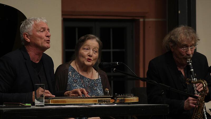 Ein Trio mit Sinn f&uuml;r den Wert des Lebens und Sterbens: Josef Brustmann, Marianne S&auml;gebrecht und Andreas Arnold bauten literarische und musikalische Br&uuml;cken zwischen Leben und Tod.