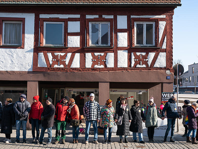 Die sch&ouml;nsten Impressionen von der Menschenkette der Omas gegen Rechts am 8. Februar in Forchheim.