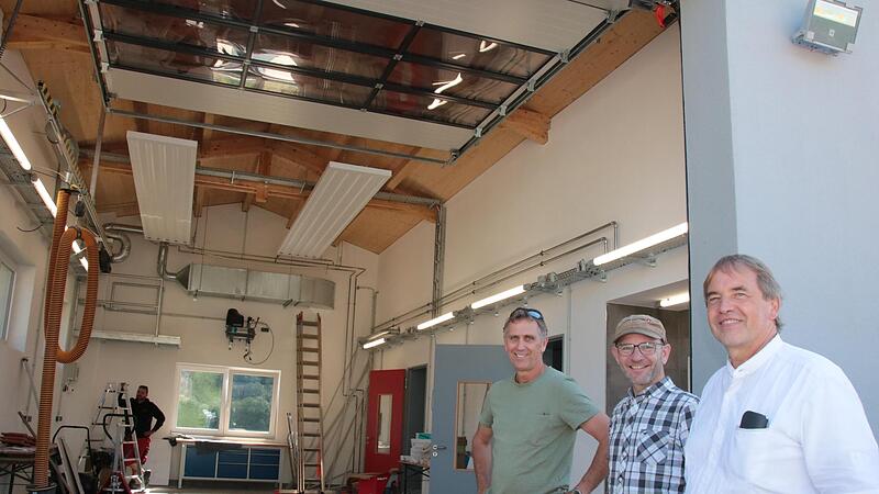 Stadtbaumeister Detlef Mohr (von rechts), Ortssprecher Michael Schneider und Architekt Thomas Ruser begutachteten im September die Fahrzeughalle des neuen Feuerwehrhauses in Obererthal. Stadtbaumeister Detlef Mohr (von rechts), Ortssprecher Michael Schneider und Architekt Thomas Ruser begutachteten im September die Fahrzeughalle des neuen Feuerwehrhauses in Obererthal.