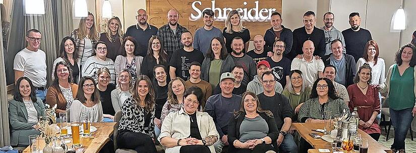 Das Bild zeigt die ehemalige 9a und 9b der Grundschule Burkardroth, die ihren Abschluss 1999/2000 gemacht haben.