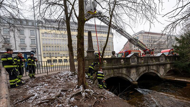 Feuerwehr baut Eisbachwelle zur&uuml;ck