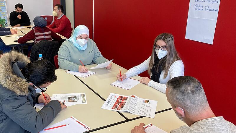 Deutschlernende bei der Redaktionssitzung für die neue Ausgabe des Magazins "Integrationist*in" der Euroschulen Bamberg.