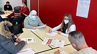 Deutschlernende bei der Redaktionssitzung für die neue Ausgabe des Magazins "Integrationist*in" der Euroschulen Bamberg.