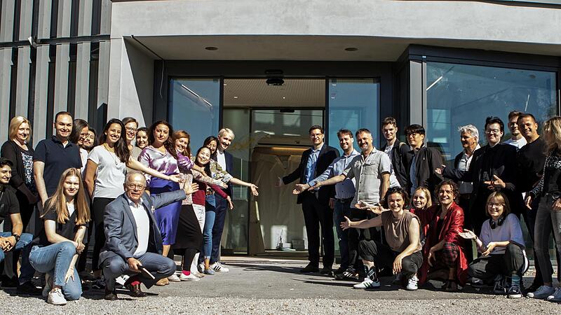 „Folgen Sie uns ins Globe“: Mitarbeitende aus insgesamt 20 Nationen sind in dieser Saison am Landestheater tätig – darunter auch viele Neulinge, die ihre Tätigkeit für das Landestheater in der neuen Ausweichspielstätte in Coburgs Süden beginnen.